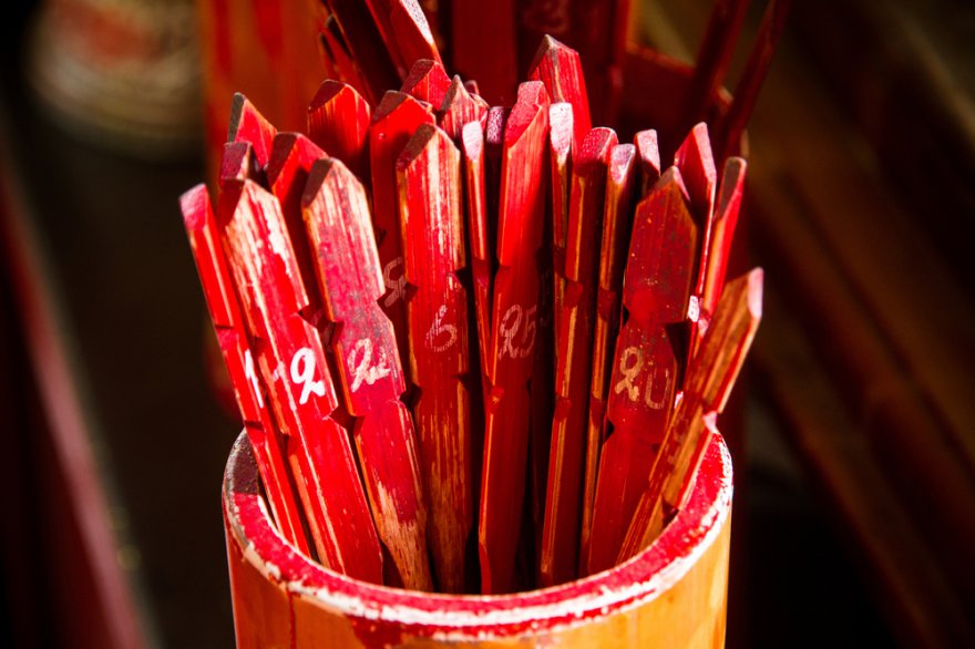 Chi-Chi Sticks,Tempel Orakel Foto: © Bubbers BB @ shutterstock