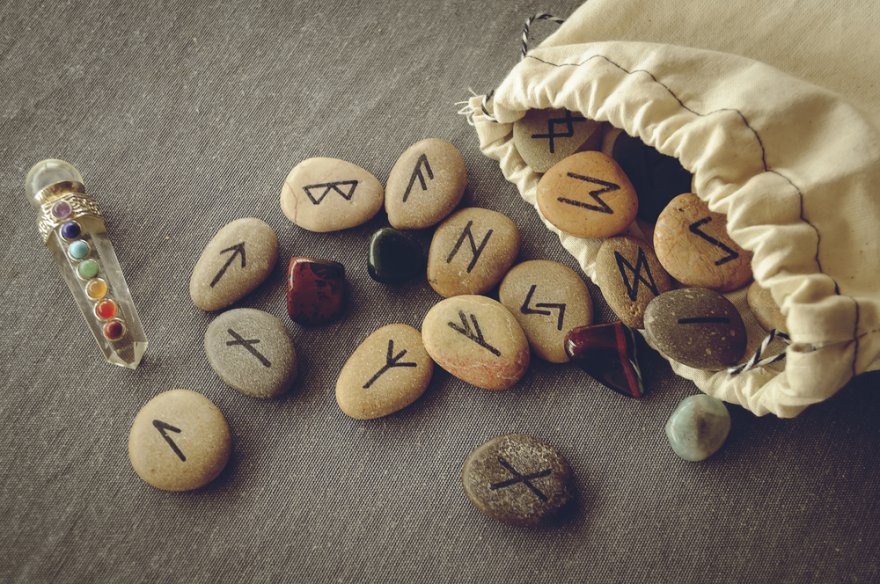 Runenzauber,Ritual,Dagaz,Daeg,Rune Foto: © Borys Vasylenko @ shutterstock