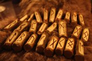 Die Kraft der Runen Foto: ©  Lesina Oxana @ shutterstock
