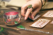 Rider Waite Tarot - Kartenlegen bei Entscheidungsschwierigkeiten Foto: © n_defender @ shutterstock