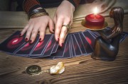 Die tiefere Bedeutung der Tarotkarte "Die Hohepriesterin" im Rider-Waite Tarot Foto: © n defender @ shutterstock